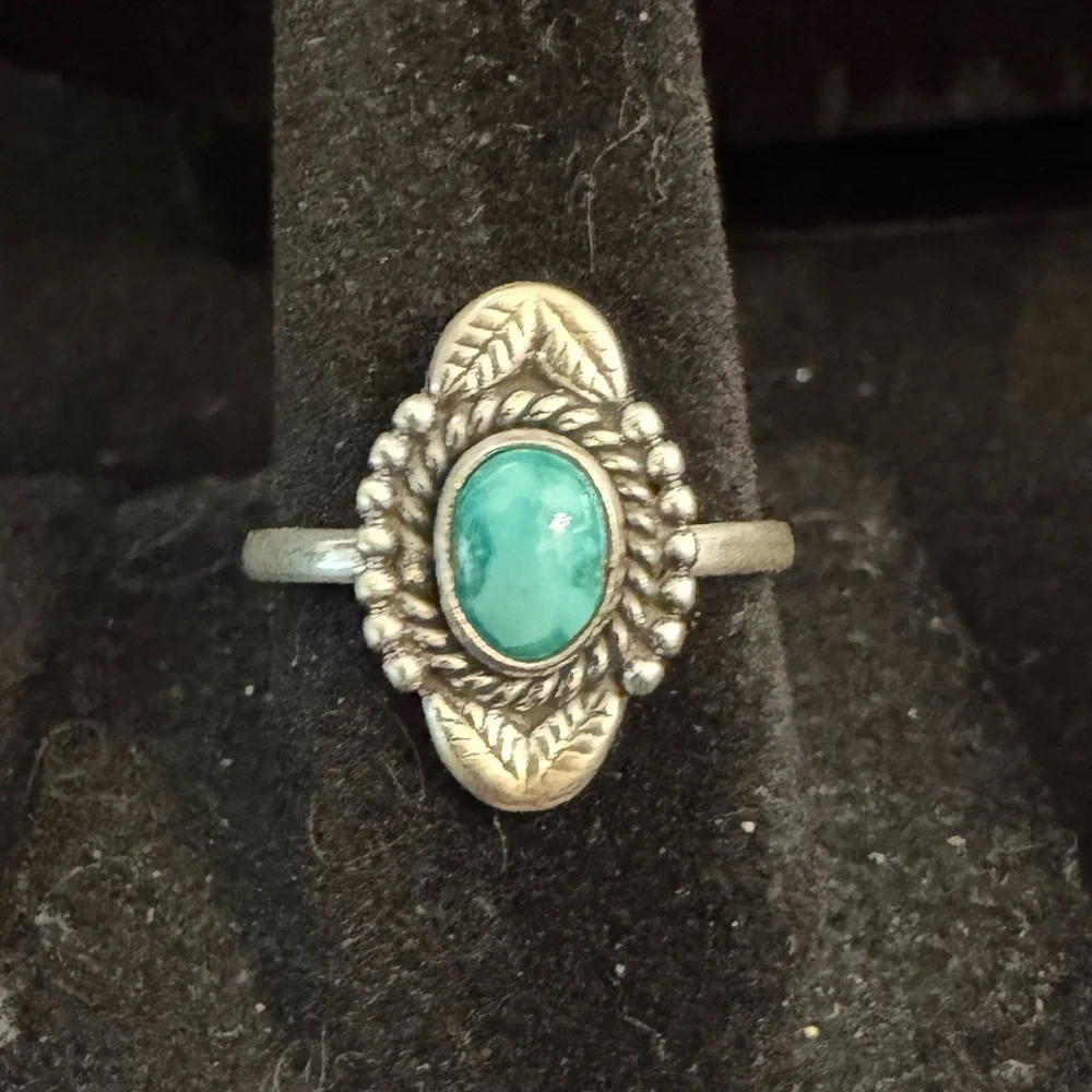Genuine Turquoise Oval Sterling‎ silver native American made Ring adorable ring